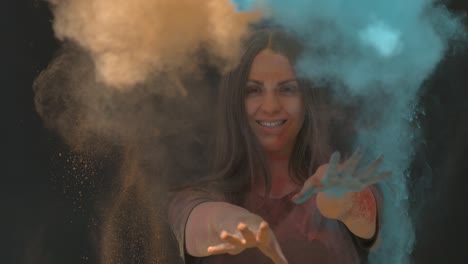 chica en color explosión de polvo en cámara lenta