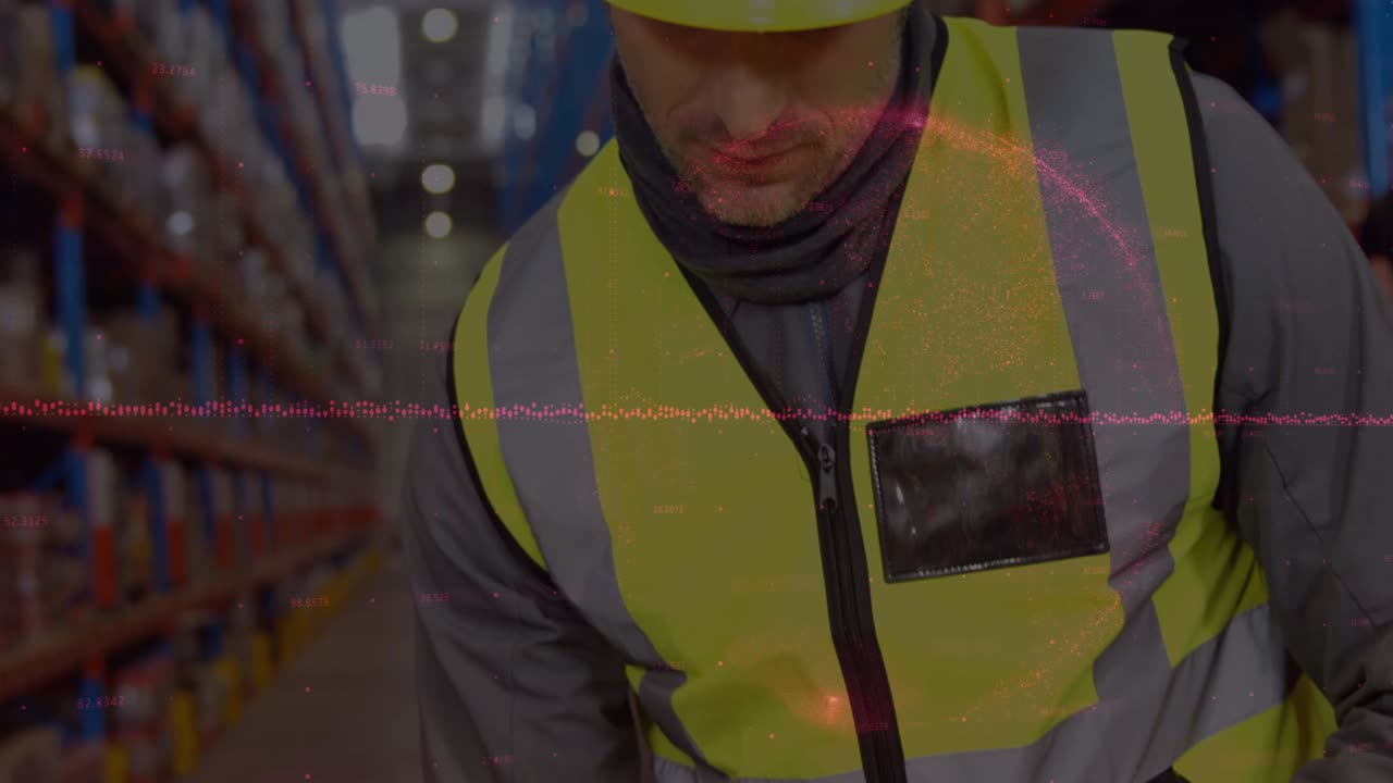 animación del procesamiento de datos financieros sobre un trabajador caucásico en un almacén