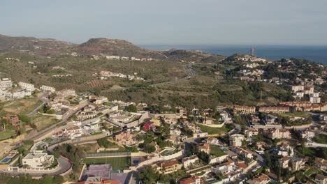 La-Ciudad-Está-Enclavada-En-Medio-De-Imponentes-Montañas-Y-Frondosos-árboles,-Con-Caminos-Que-Serpentean-A-Través-Del-Paisaje