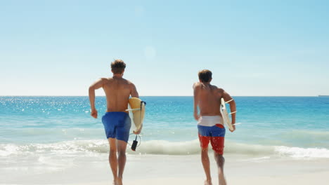 Glückliche-Surferfreunde-Am-Strand