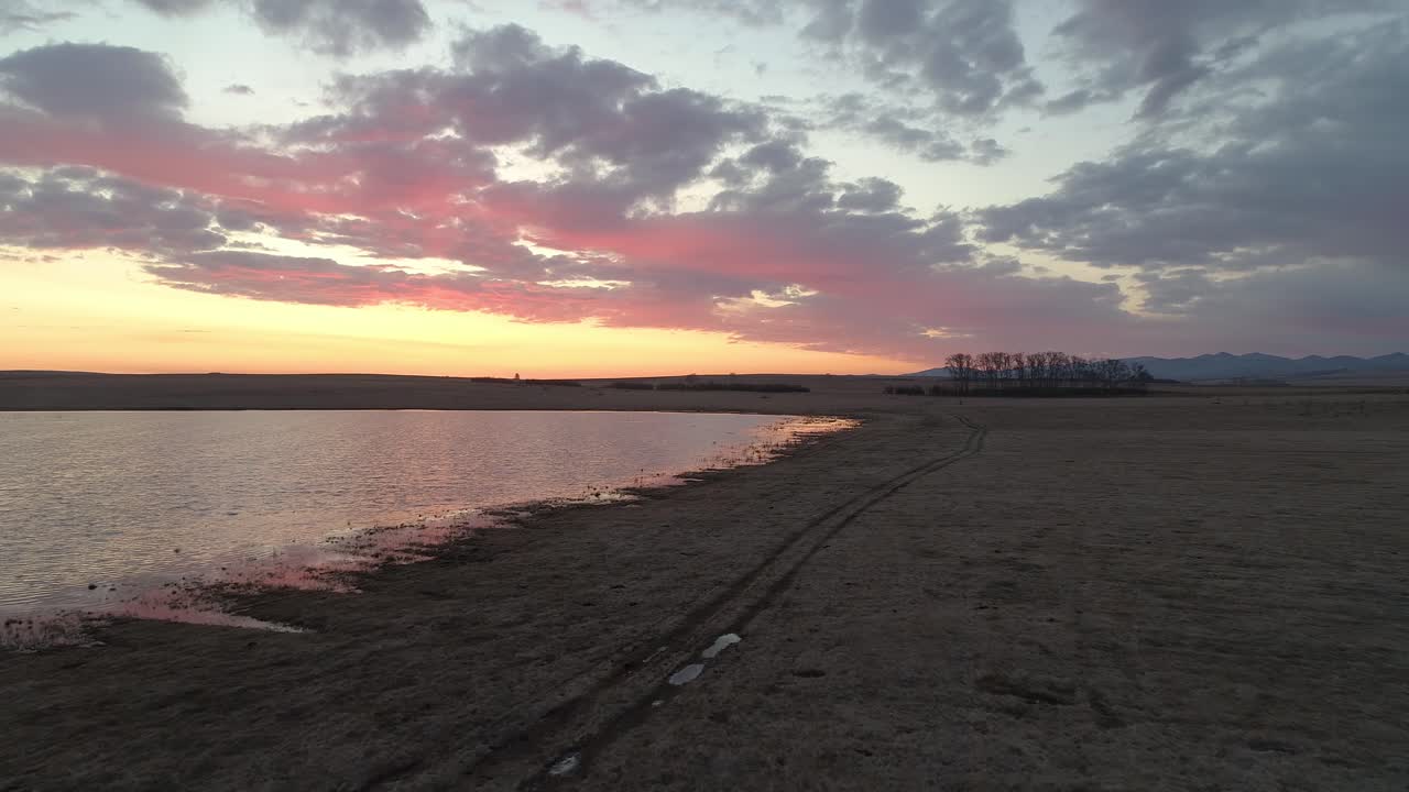 hermosa puesta de sol sobre el lago y el campo