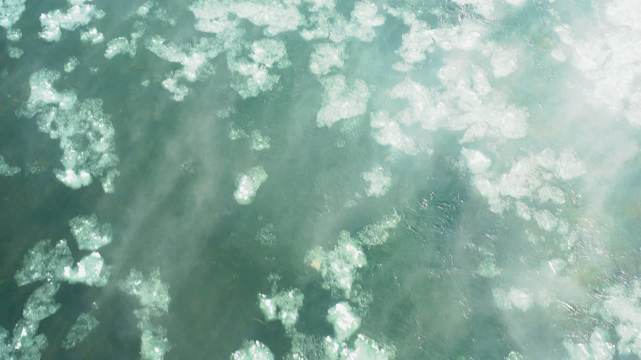 눈 덮인 강을 흐르는 유빙