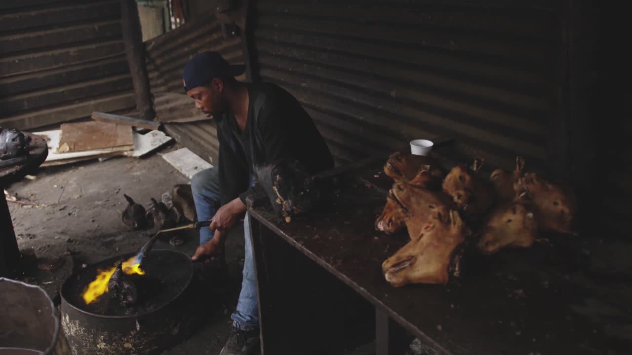 hombre africano quemando la carne