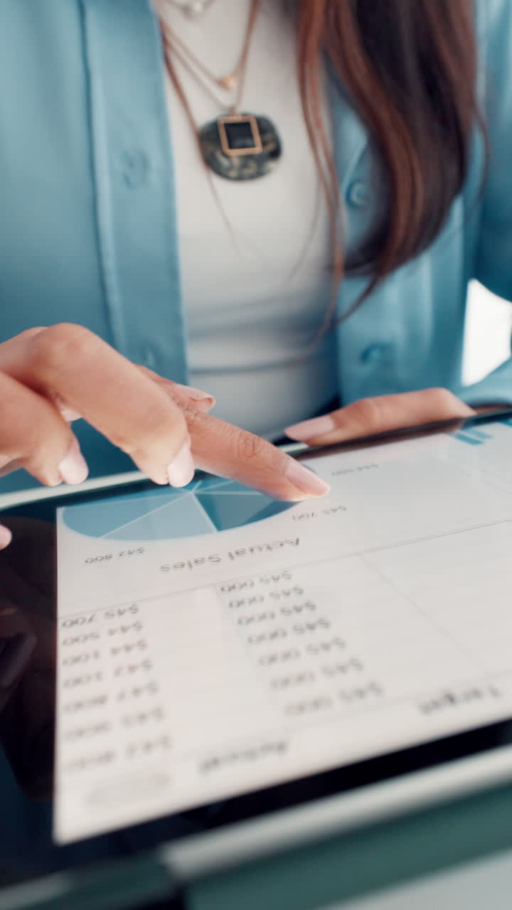 Donna che analizza i dati finanziari su un tablet