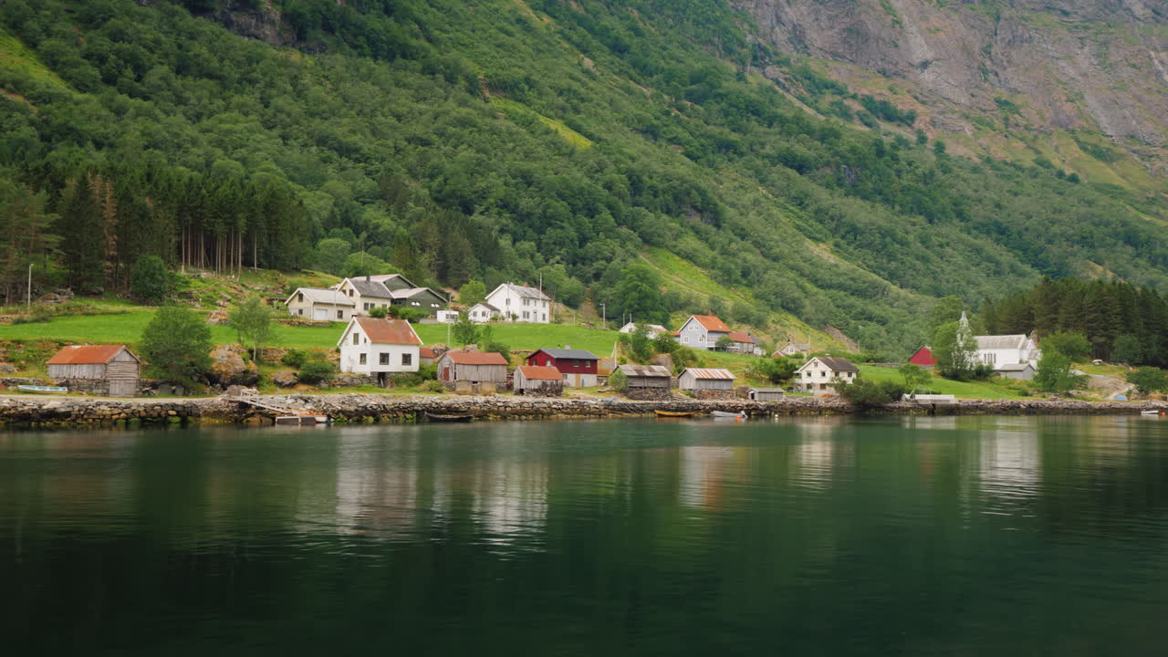 un pueblo pintoresco con casas tradicionales de madera en la orilla del fiordo en noruega vista desde un