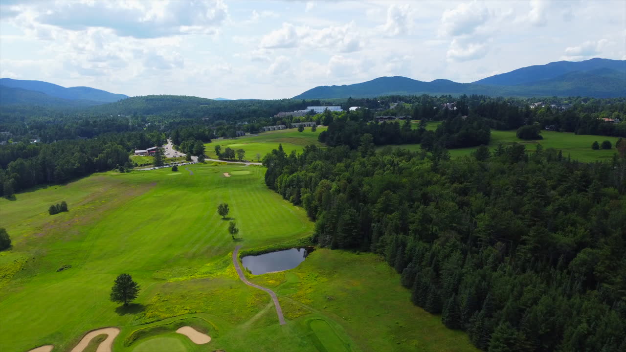 구름이 많은 날 뉴욕 북부 골프장의 공중 촬영