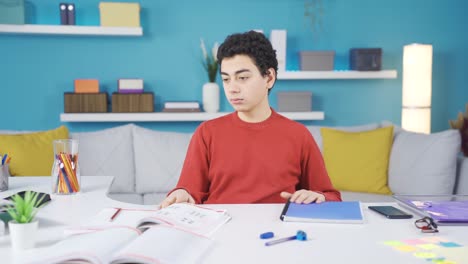 El-Niño-Travieso-Que-Se-Aburre-De-Estudiar-Empieza-A-Divertirse-Solo.