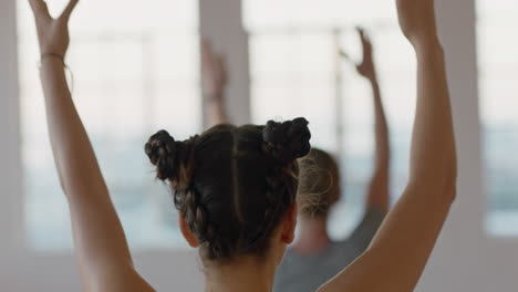 clase de yoga de mujeres embarazadas que ejercen un estilo de vida saludable practicando la pose del árbol disfrutando de un entrenamiento físico en grupo en el estudio al amanecer.