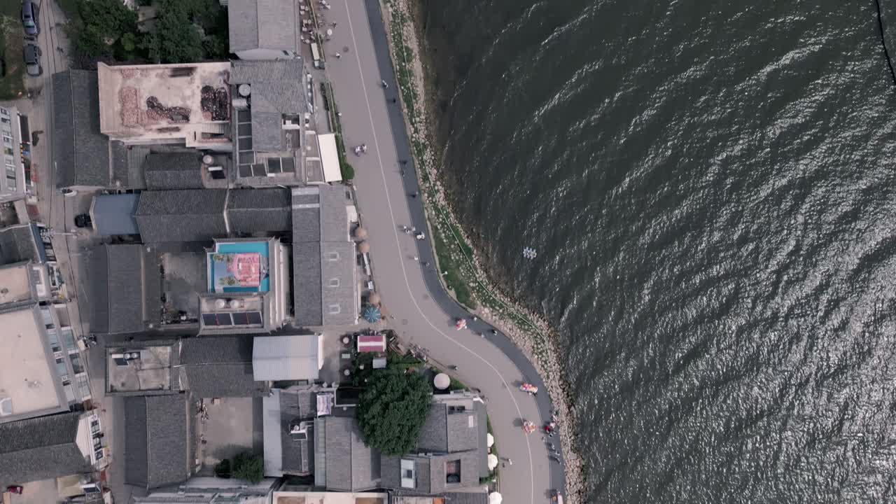 La vista a volo d'uccello della popolare curva a S lungo la costa occidentale del lago Erhai attira molti turisti per scattare foto mozzafiato per i social media.