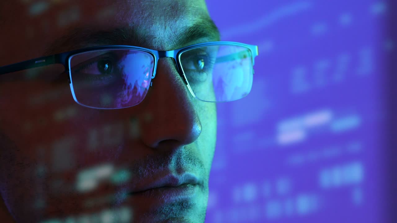 el hombre de gafas mirando a la pantalla en el fondo del holograma