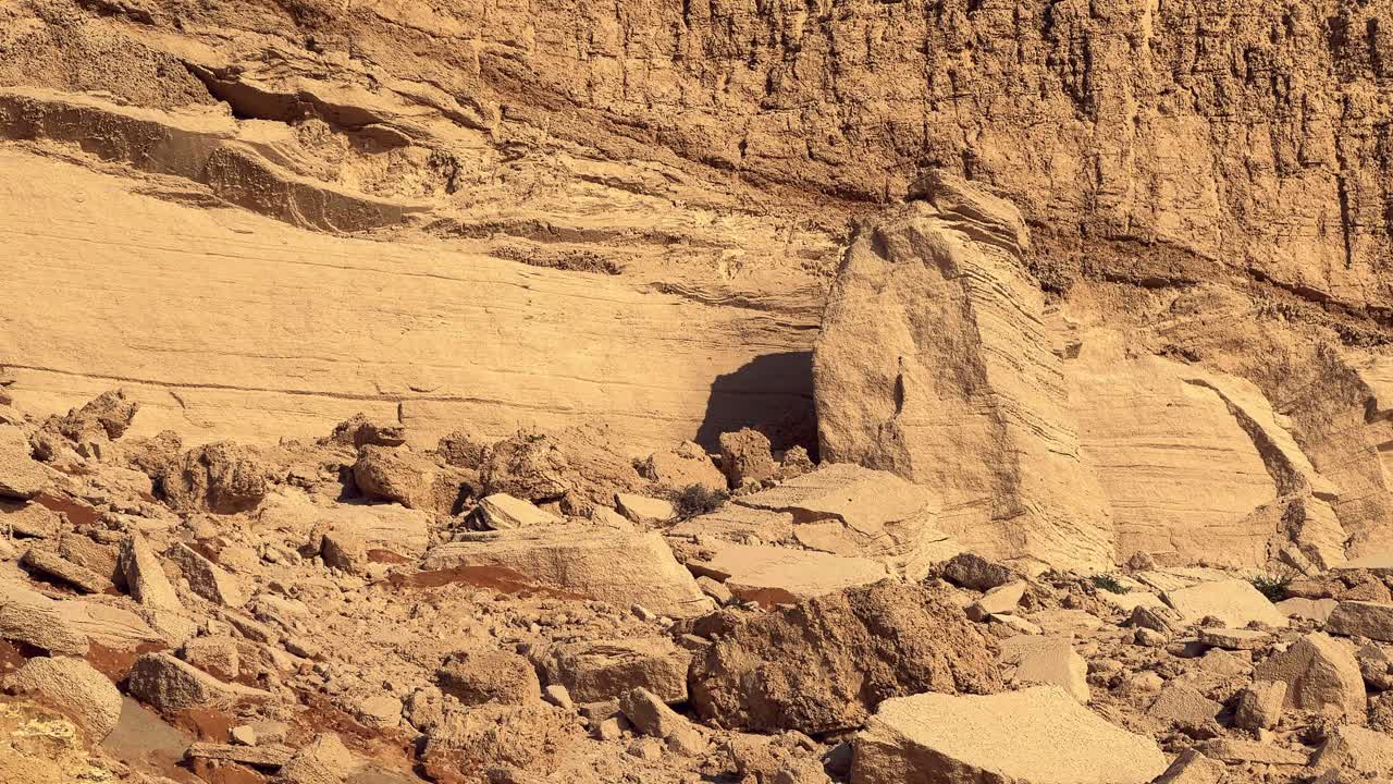 acantilados soleados desde la parte inferior, al amanecer, día