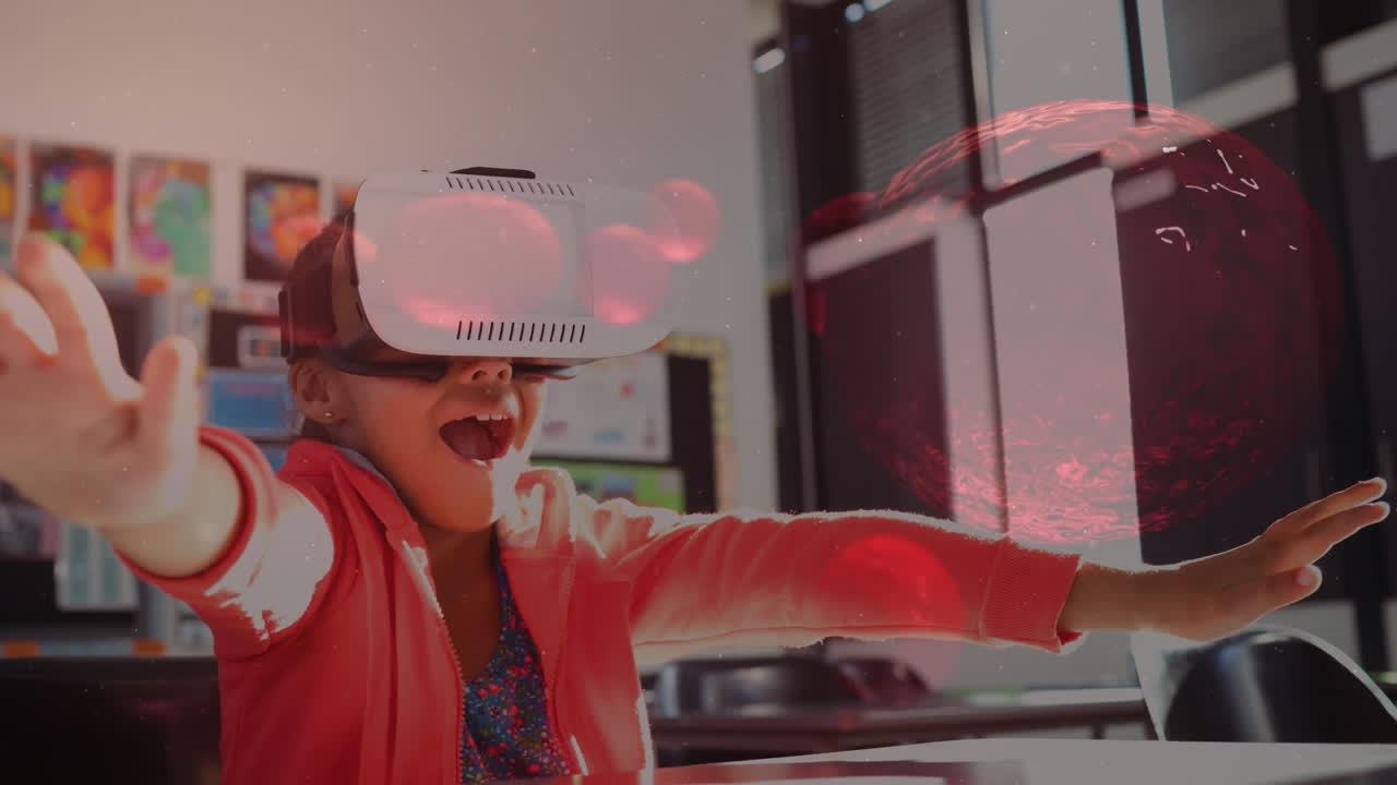 niño emocionado usando auriculares vr con animación roja del planeta sobre el aula