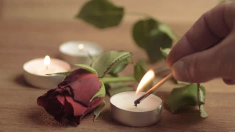 Encendiendo-Una-Vela-De-Té-Con-Rosa-Roja-Para-Una-Velada-Romántica