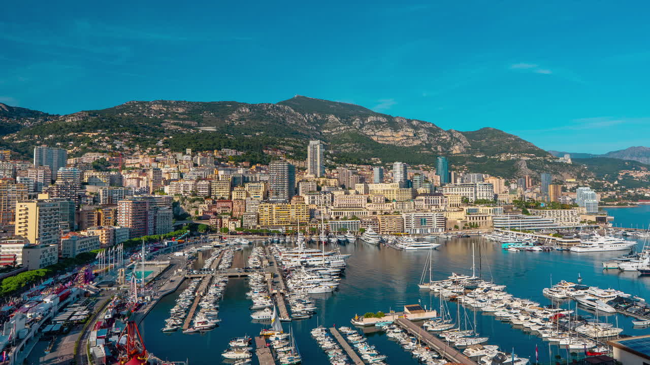Timelapse dello skyline di Monaco e di Port Hercule con movimento dinamico della città, luce mutevole e attività del porto turistico, che mostra uno stile di vita di lusso, energia urbana e atmosfera costiera mediterranea