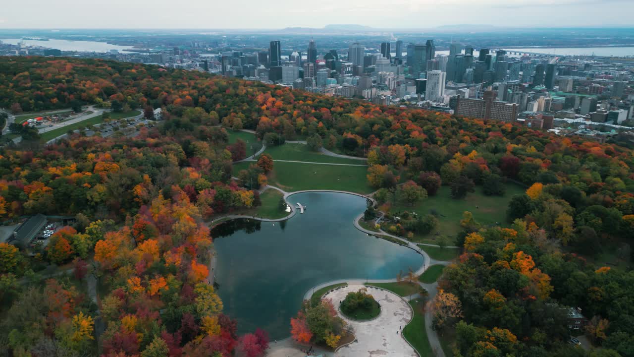 Ripresa aerea sul parco Mont Royal nella città di Montreal durante l'autunno, con il Lac aux Castors in primo piano e la città sullo sfondo, Provincia del Quebec, Canada