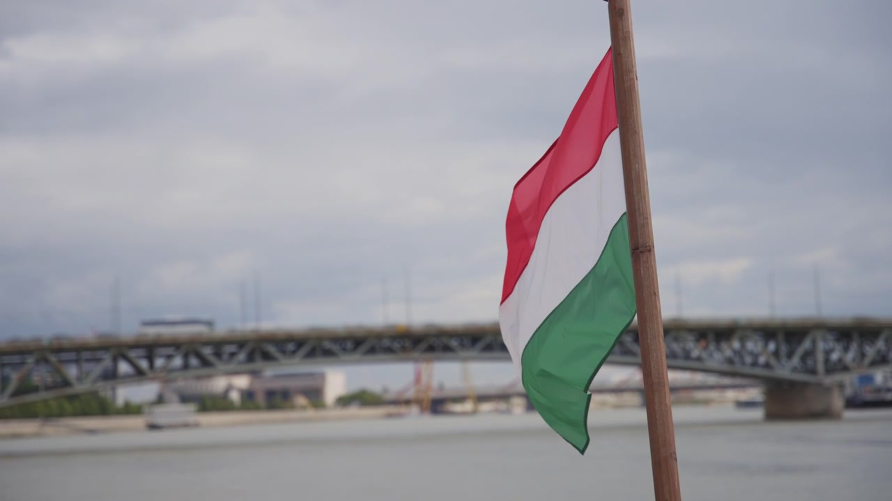 Bandiera ungherese che sventola al vento