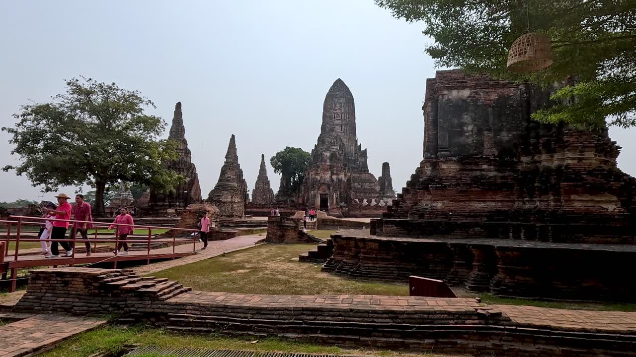 visitantes caminando por las ruinas históricas del templo