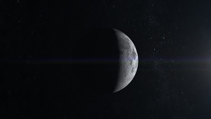 Lua. Uma pequena parte é iluminada pelo sol. A lua está imóvel e se aproximando lentamente. Vista do espaço. Estrelas cintilam. 4K.