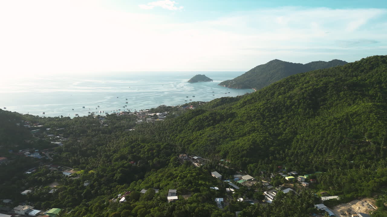 montañas koh tao con bosque de selva y aldeas en tailandia, vista aérea de avión no tripulado