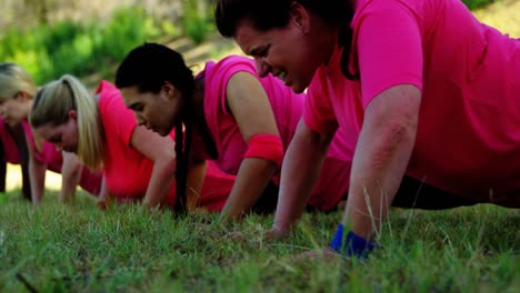 Gruppe-Fitter-Frauen,-Die-Während-Des-Hindernisparcours-Trainieren