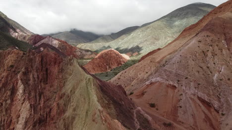 montañas coloridas vistas desde arriba por un dron cerca de purmamarca, jujuy, argentina