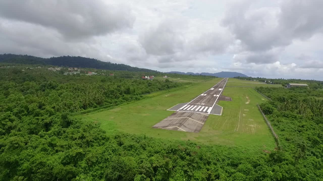 - бегство из небольшого аэропорта на острове вех