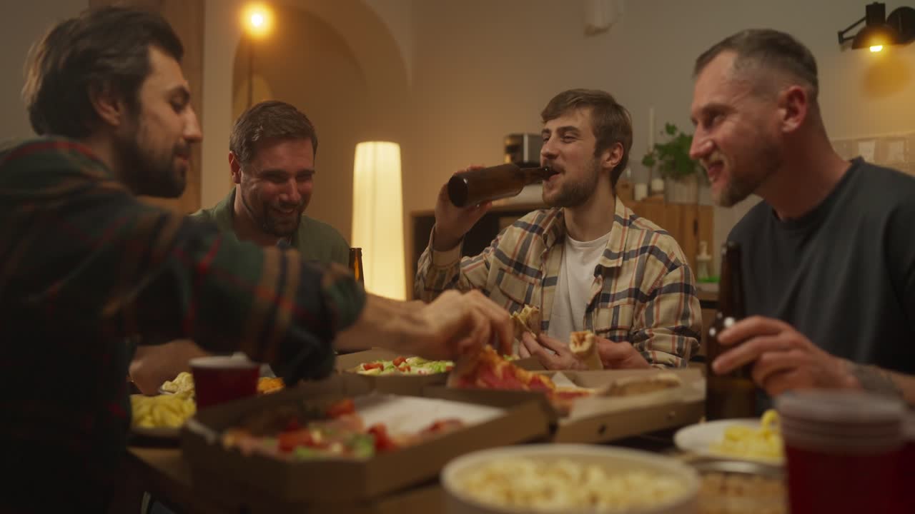 amigos disfrutando de pizza y bebidas en casa