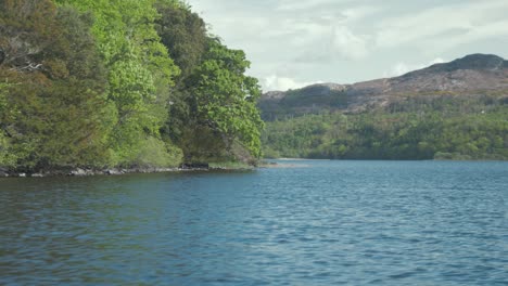 Kamerafahrt-Mit-Malerischem-Blick-Auf-Den-See-In-Irland-Im-Frühling