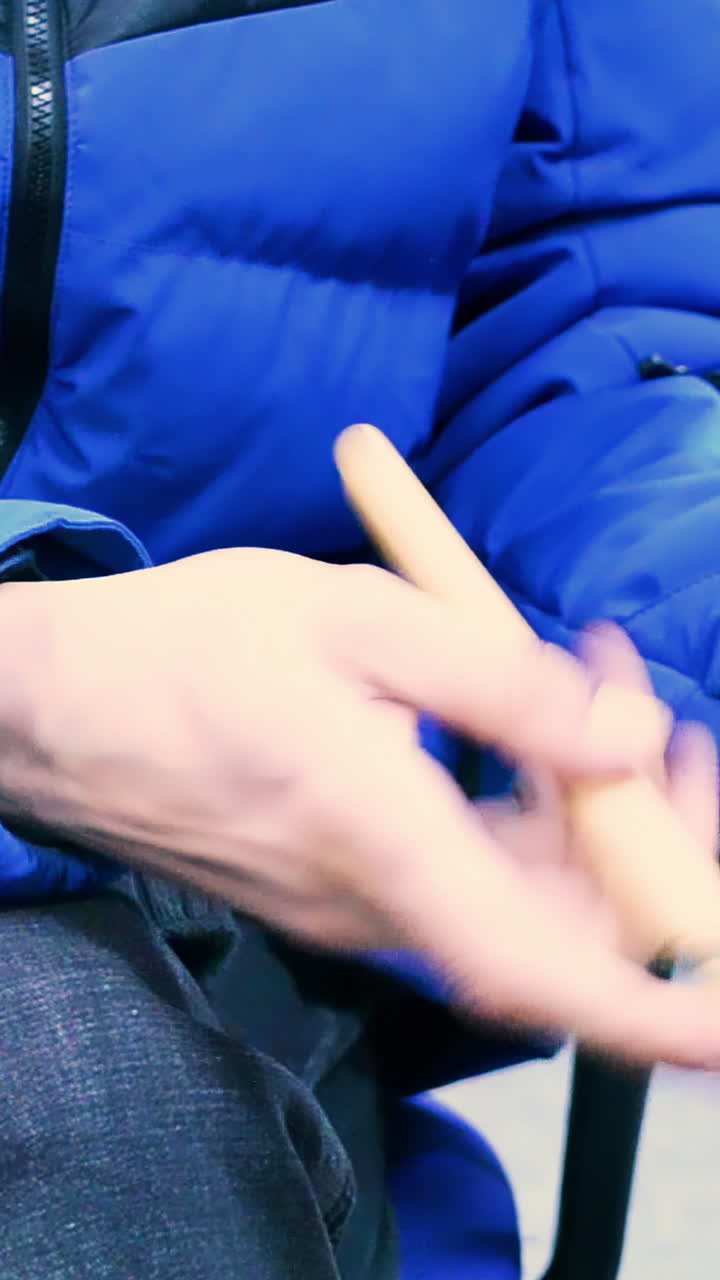 persona tocando la bateria