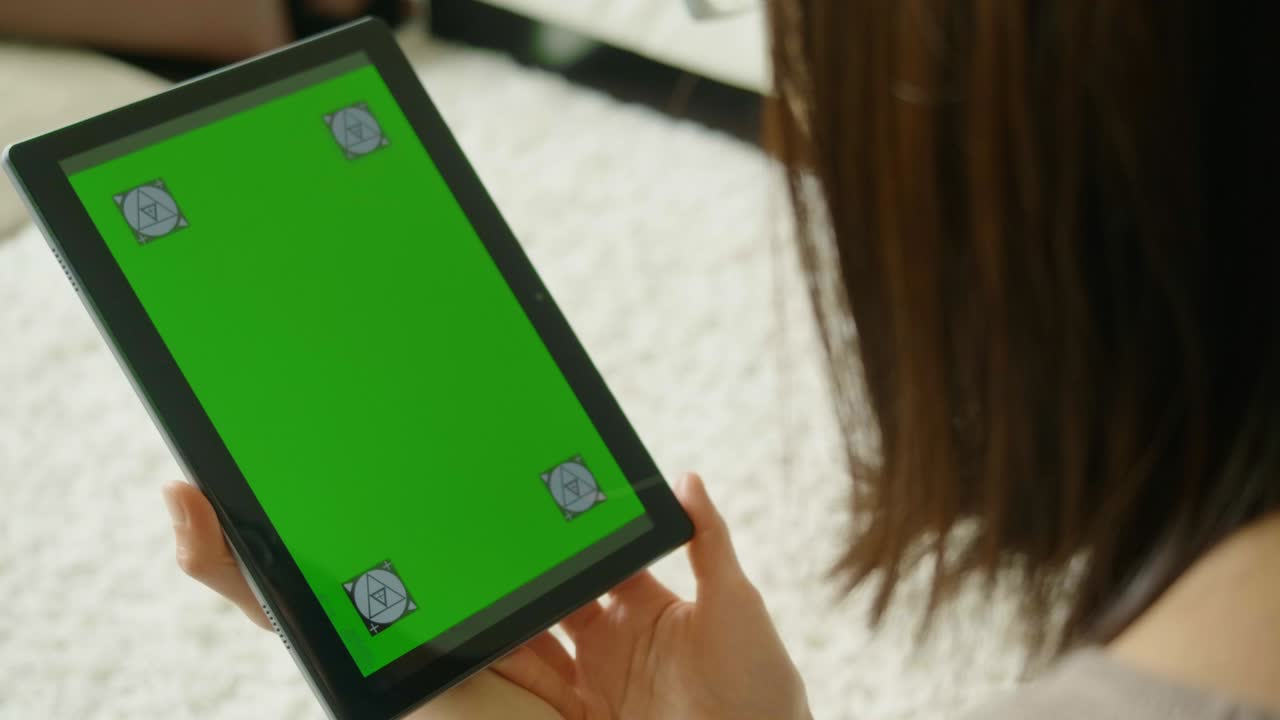 mujer joven con teléfono móvil clave de croma pantalla verde 4k