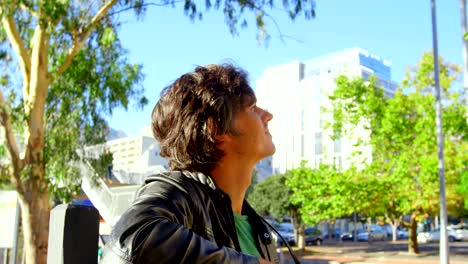 fotógrafo masculino de pie cerca de la calle de la ciudad 4k
