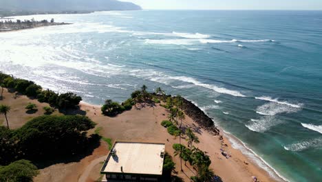 Vista-Aérea-Del-Idílico-Paisaje-Marino-En-La-Isla-De-Oahu,-Hawaii---Disparo-De-Drones