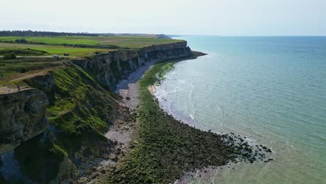 línea costera de arromanches-les-bains, normandía, francia