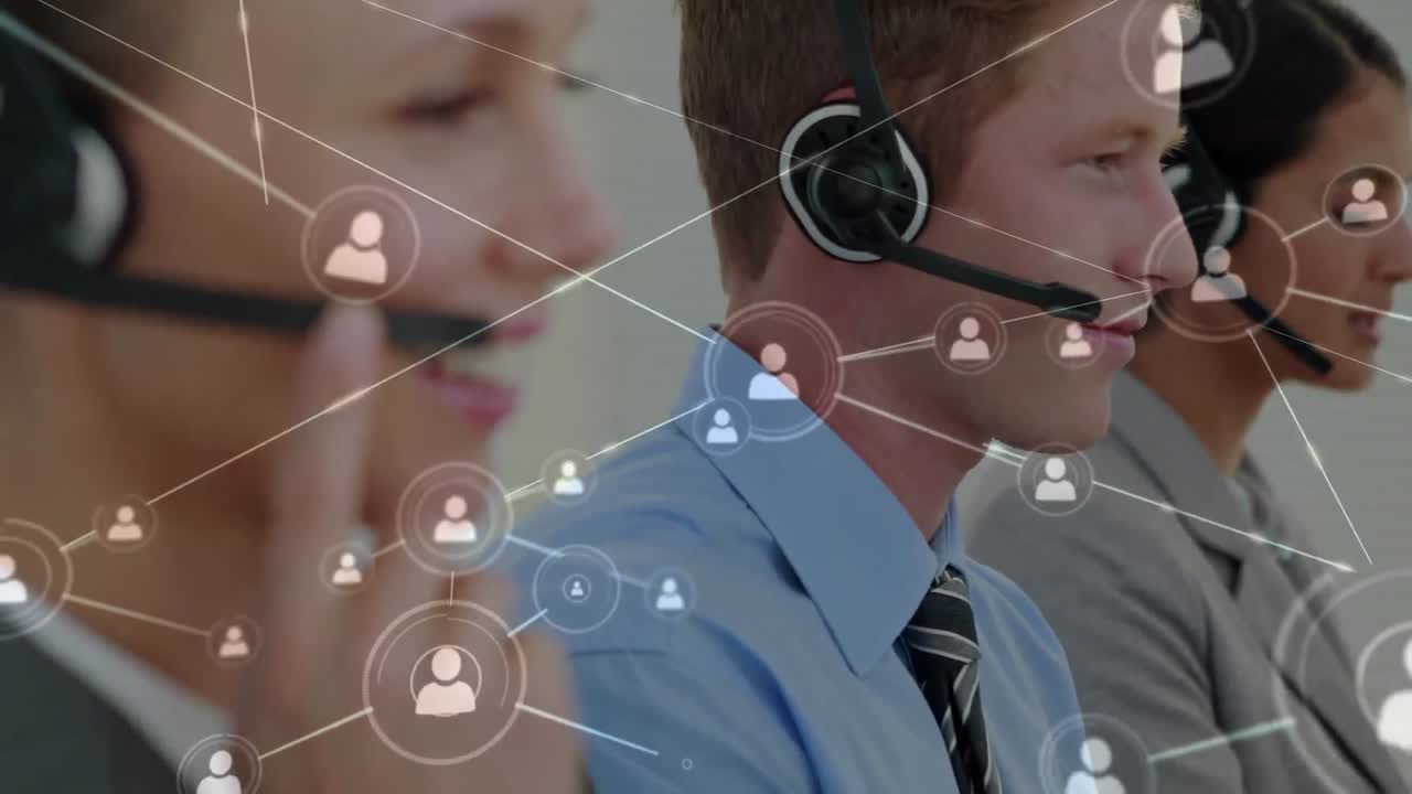 animación de la red de conexiones a través de personas de negocios que usan auriculares telefónicos