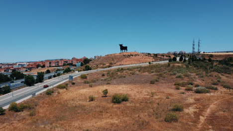 estatua de toro gigante en un paisaje urbano español