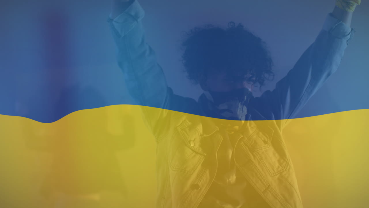 아프리카계 미국인 남성 시위자 위에 우크라이나 국기의 애니메이션