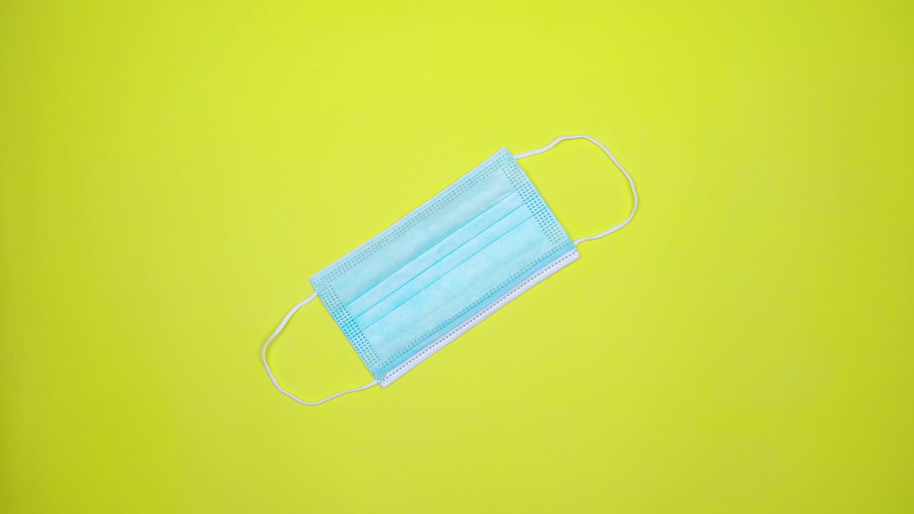 의료 보호 마스크의 스 모션 애니메이션 의약품 배경 개념 코로나 백신. 건강 보호 및 생명을 구하는. 스 모이션 애니메이션. 복사 공간 원활한 루프 비디오 시간 지연