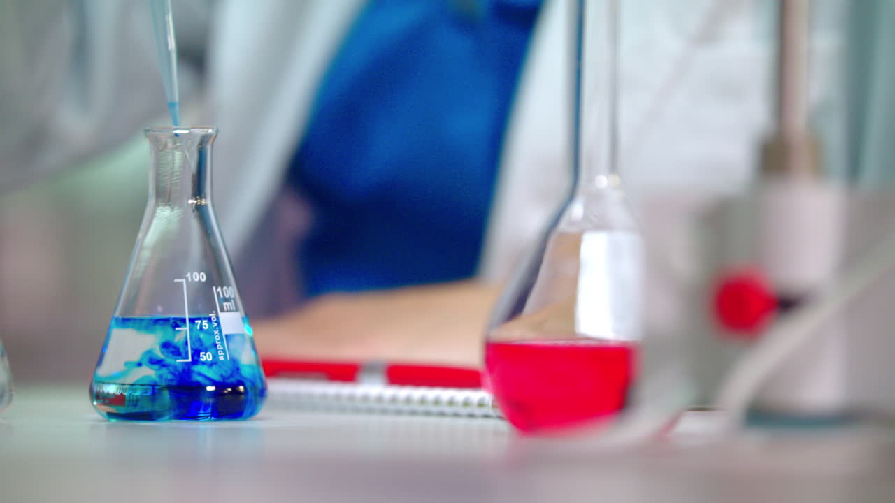 ensayos clínicos, experimentos de laboratorio en un frasco de vidrio, reacción química en un frasco de laboratorio
