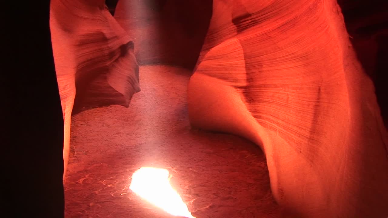 애리조나 영양 캐년의 크레바스 내부를 비추는 빛의 샤프트