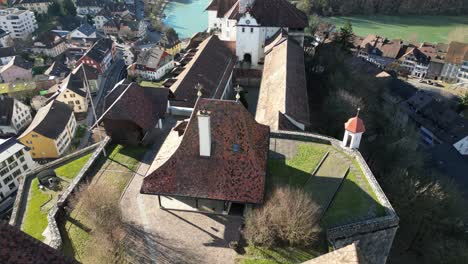 Aarburg-Aargau-Suiza-Castillo-Aéreo-Desde-Arriba-Mostrando-El-Concurrido-Pueblo-Y-El-Lago