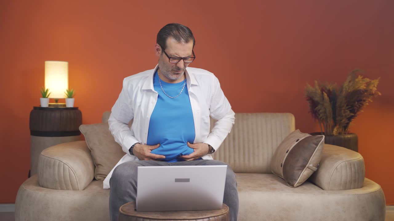 el hombre tiene dolor de estómago.