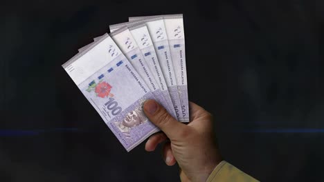 dinero de ringgit de malasia ventilador de billetes en la mano