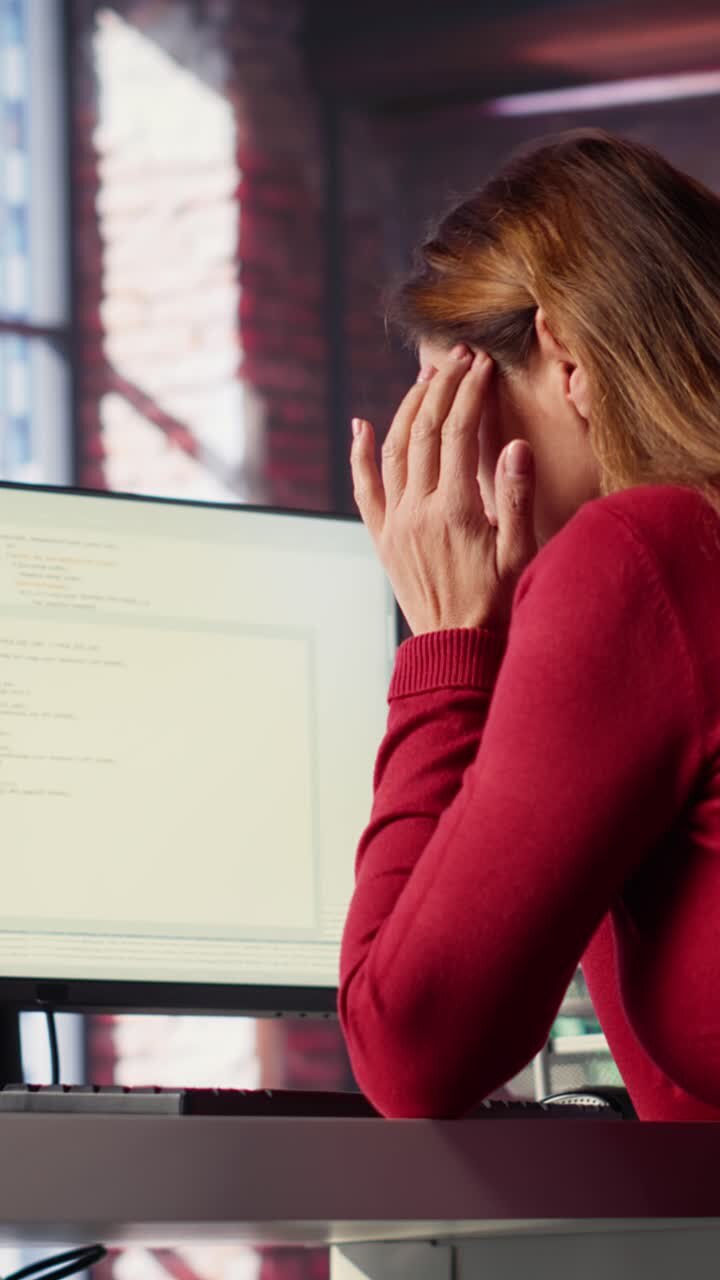 Video verticale: Assistente AI intelligente visualizzato su monitor di computer che aiuta una persona a completare le attività