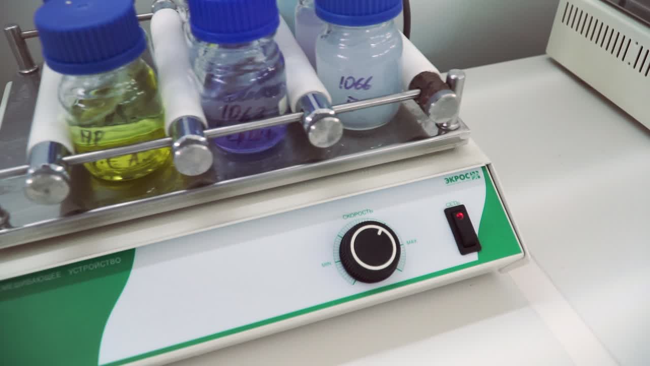 equipos de laboratorio con líquidos de diferentes colores