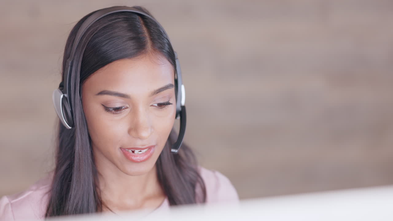 Gentile operatore di call center che fornisce consulenza a un cliente