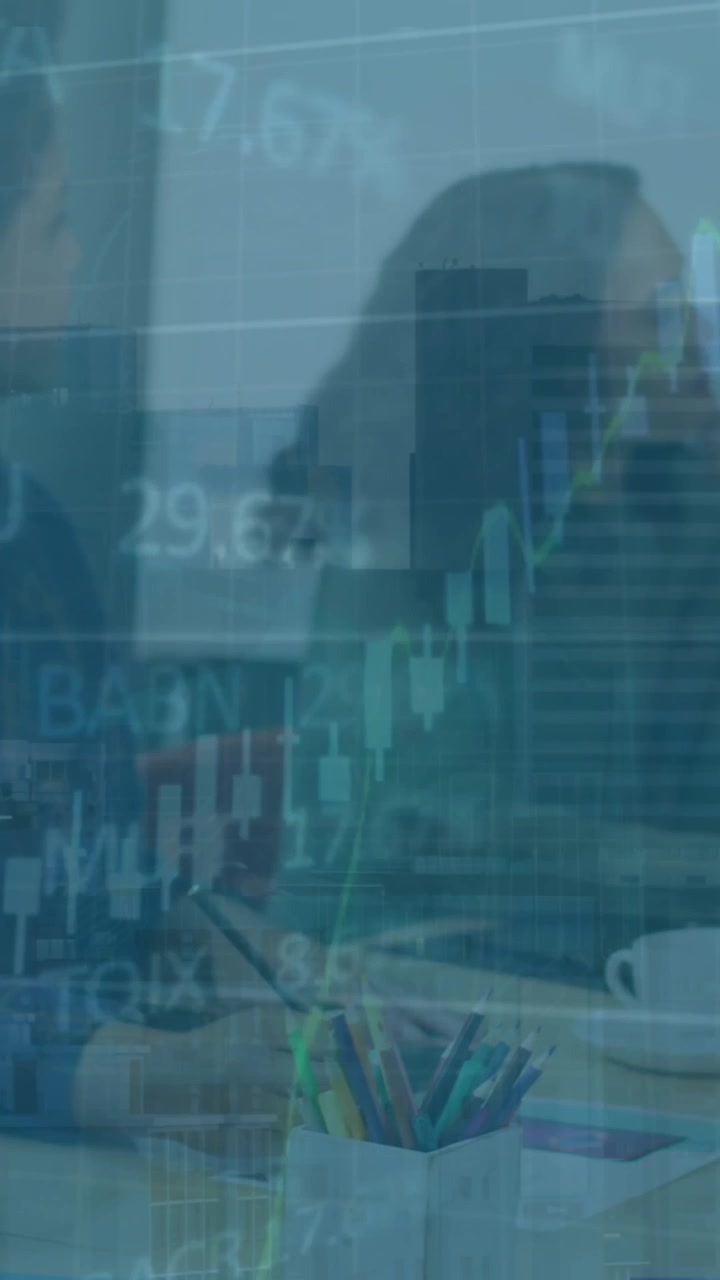 Animazione di elaborazione dati del mercato azionario su un team di colleghi eterogenei in sala riunioni in ufficio.