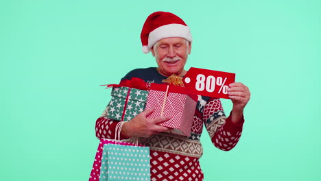 Abuelo-En-Suéter-Navideño-Mostrando-Caja-De-Regalo-Y-Texto-De-Banner-De-Inscripciones-De-80-Por-Ciento-De-Descuento