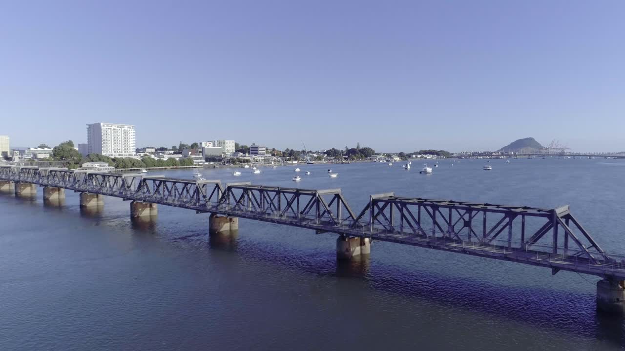 뉴질랜드의 유서 깊은 철교 마타피히를 지나 비행
