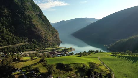 Ciudad-De-Flam-En-Aurlandsfjord-Al-Amanecer.