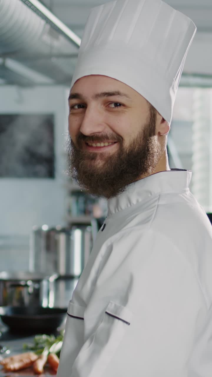 Cuoco professionista in una cucina di un ristorante